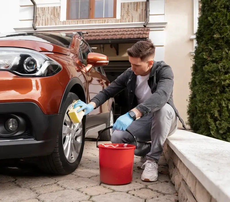 Lavage auto à domicile Mont-Dore : professionnel intervenant sur un véhicule